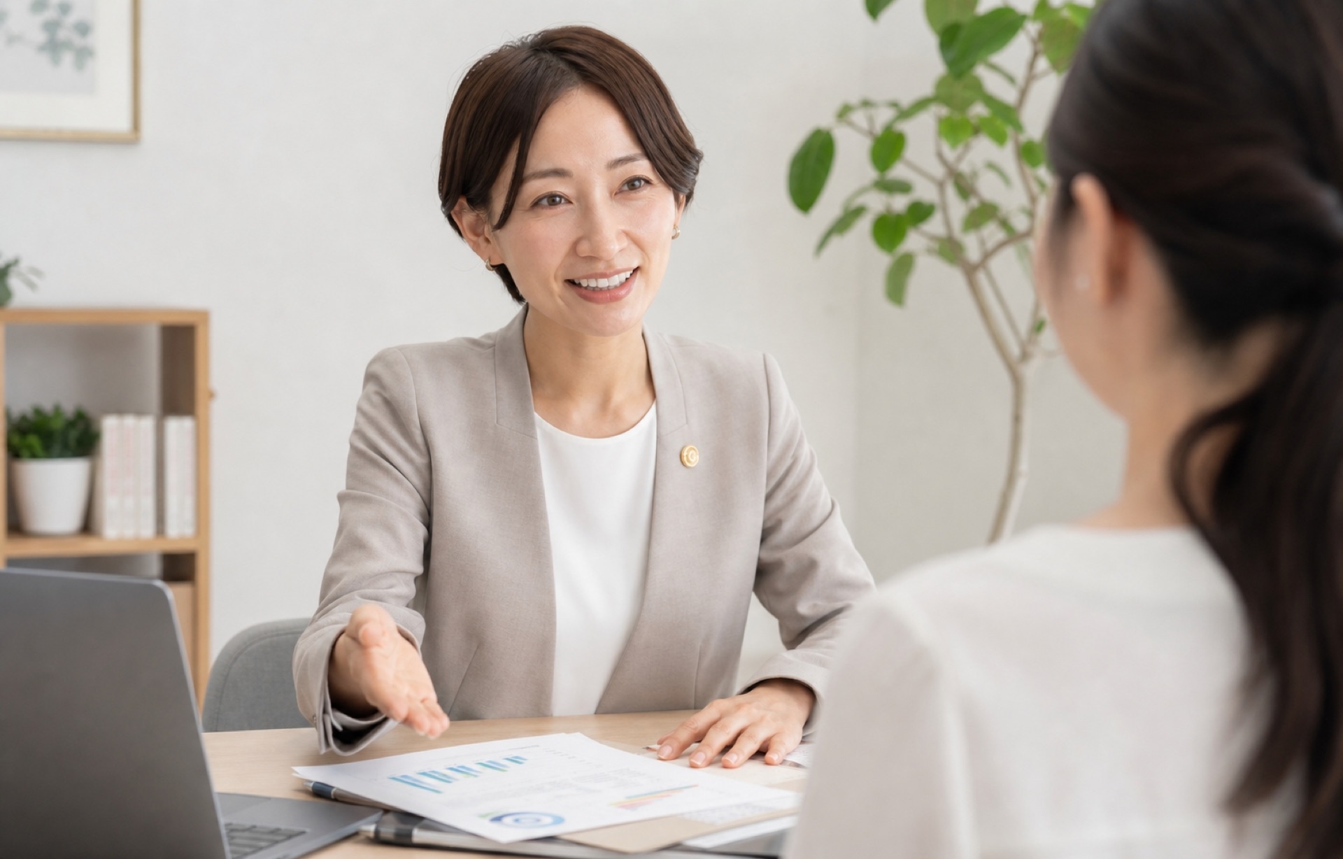 相談者に笑顔で対応する女性の社会保険労務士